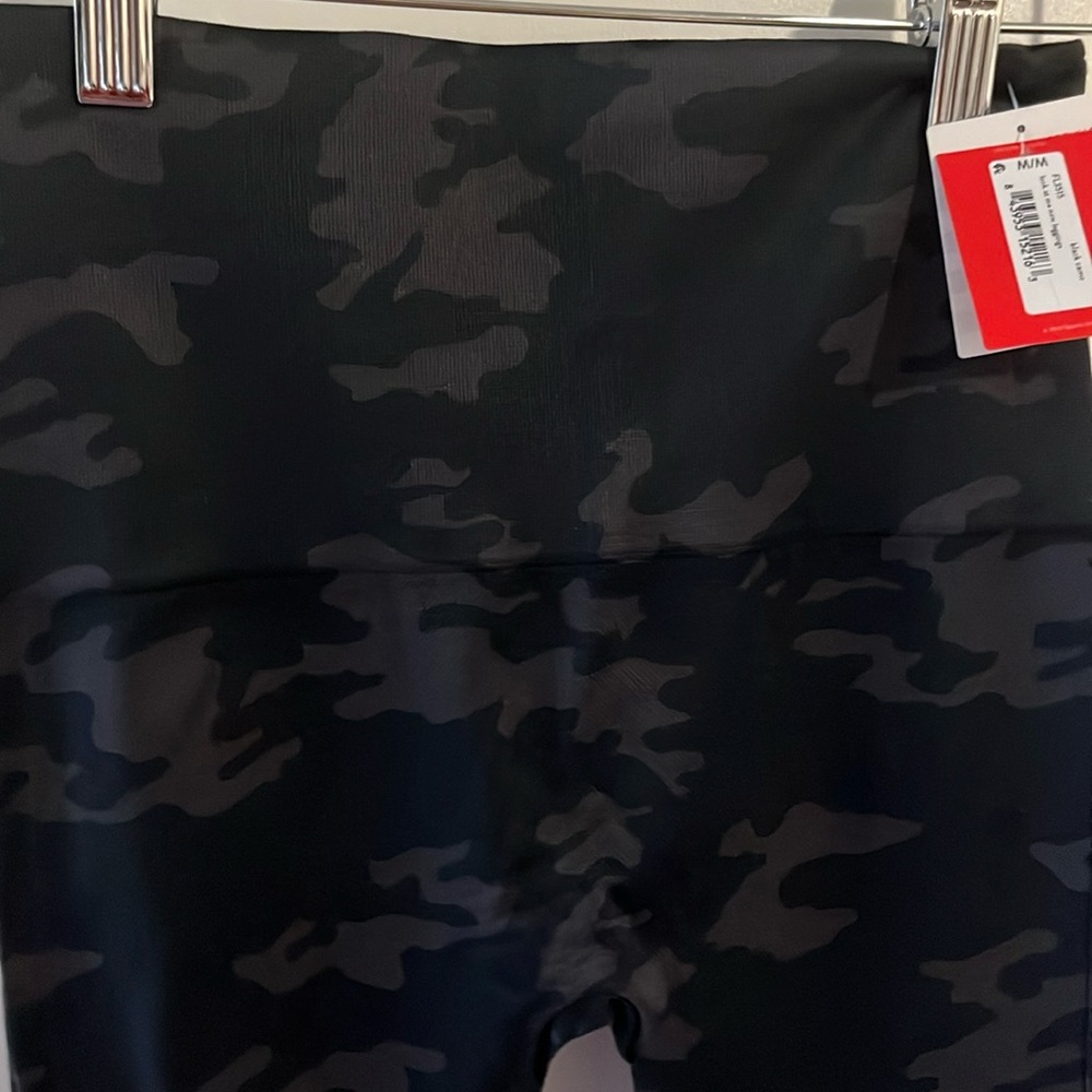 Spanx black gray camouflage leggings MEDIUM 6-8 
NEW with tags